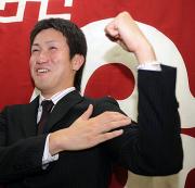 山口は笑顔でポーズをとる