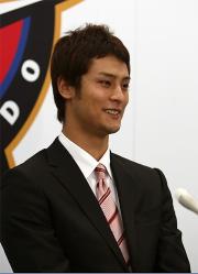 ２億７０００万円で契約更改したダルビッシュは笑顔で会見する