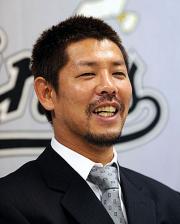 更改した清水は笑顔で会見した