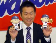 自らプロデュースしたフィギュアを笑顔で掲げる石川