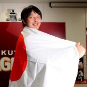 契約更改し日の丸を背に笑顔を見せる楽天の岩隈。ＷＢＣでの活躍も誓った