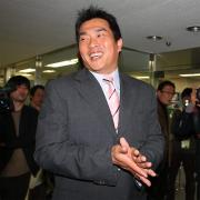 ２年契約を結んだ山本昌は記者と笑顔をで話す（撮影・清水貴仁）