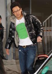 ７５００万円で更改した田中は雪の中を帰る（撮影・小沢裕）