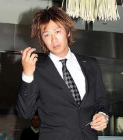 契約更改交渉で１０００万円を自ら返上し、球場から引き揚げる西岡