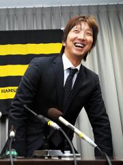 契約更改を終え、笑顔で会見を行った藤川球児(撮影・河南真一)