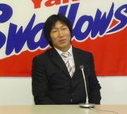 契約更改後に会見するヤクルト飯原（撮影・広瀬雷太）