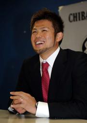 笑顔で会見する今江（撮影・柴田隆二）
