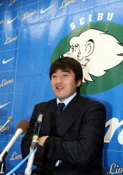 ３億円で契約更改を終え笑顔の西武石井一（撮影・浅見桂子）