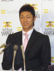 契約を更改し、記者会見するソフトバンク斉藤和巳投手（共同）