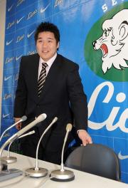契約更改を終え会見の席につく西武中村（撮影・小沢裕）