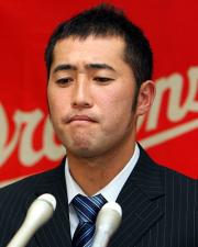 川井は会見では厳しい顔を見せる（撮影・清水貴仁）