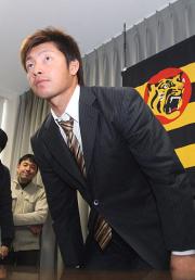 契約更改を済ませ会見に臨む鳥谷（撮影・宮崎幸一）