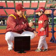 ファンイベントで少年ファンと握手する田中(撮影・小沢裕)