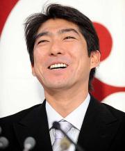 現状維持でサインを終えた小笠原は会見で笑顔を浮かべていた