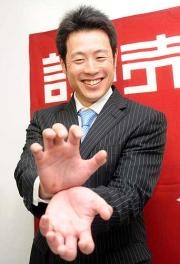 倍増でサインを終えた亀井は、かめはめ波のポーズで笑顔を見せる