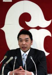 会見で笑顔を見せる阿部（撮影・鹿野芳博）