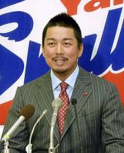 契約更改を終え、笑顔で記者会見する館山(共同)
