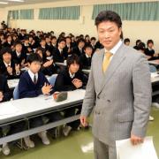 契約更改を終えた村田は、神奈川大付属中を訪問し、講義を行った
