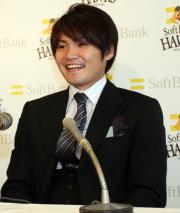 推定年俸3億円で契約更改を終えた杉内は会見を行う(撮影・藤尾明華)