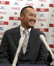 契約を更改したT-岡田は、記者の質問に笑顔で答える(撮影・岡潤一)