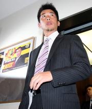 契約更改のため球団事務所を訪れた矢野（撮影・田崎高広）