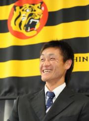 年俸の大幅アップに笑顔を見せる大和(撮影・上田博志)