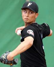 ブルペンで投げ込むダルビッシュ(撮影・黒川智章)