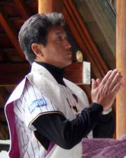 西宮市の広田神社で優勝を祈念する阪神真弓監督（共同）