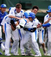 【西武－日本ハム】サヨナラ弾のボカチカに手荒い祝福（撮影・栗山尚久）