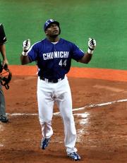 【阪神-中日】9回、ウッズは2ランを放ち生還(撮影・加藤哉)