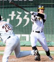 【阪神-巨人】本塁打を放つ鳥谷(撮影・田崎高広)