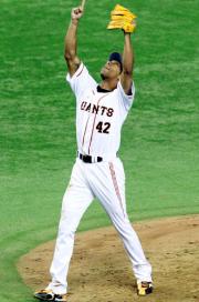 【巨人-日本ハム】クルーンは勝利のポーズ(撮影・宮崎幸一)