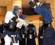 宮崎学園高の剣道部員に胴を打つラミレス（撮影・宮川勝也）