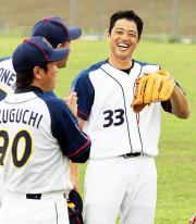 守備練習で明るい表情を見せるオリックス田口壮(右)(撮影・岡潤一)