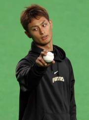 ボールの握り方などをスタッフと話すダルビッシュ（撮影・黒川智章）
