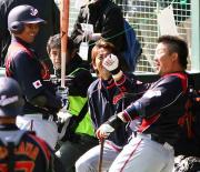 おかしなポーズで周囲の笑いを取る村田(右)。左は阿部、一人おいて小松