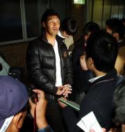 WBCへの緊急招集が決まり報道陣に囲まれる広島栗原(撮影・倉掛優一)