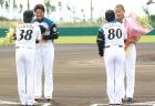 WBC壮行セレモニーで武田勝(手前左)栗山監督(同右)から花束を受け取る稲葉(左)中田(右)(撮影・井上学)