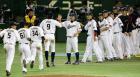 ２次Ｒ１位通過を決め糸井（左から４人目）らナインと勝利のタッチを交わす阿部（同５人目）