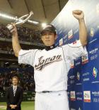 日本対オランダ　２次ラウンドＭＶＰに輝き、ガッツポーズを見せる井端（撮影・狩俣裕三）