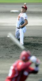 紅白戦の1回表、打者ジョーンズに必死の形相で投げ込む田中(撮影・高田文太)