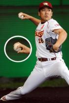 ボールの縫い目から指をずらす新たなスプリットを投じる楽天田中（円内は従来の握り）