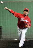 ＷＢＣ日本代表の山本監督らの熱視線を浴びながらブルペンで投げ込む今村