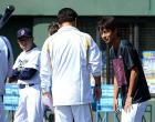WBC日本代表の山本監督にあいさつする浅尾(右)(撮影・前岡正明)