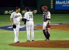 5回表から登板する田中(撮影・野上伸悟)