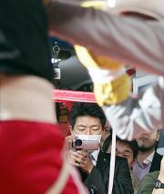 スパーリングする内藤を撮影する亀田ジムの関係者(撮影・蔦林史峰)