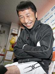 リラックスした表情で報道陣の質問に答える内藤(撮影・蔦林史峰)