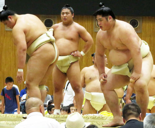 大相撲夏巡業の稽古後、親方衆にアドバイスを受けた貴ノ富士（右端）（2019年8月8日撮影）