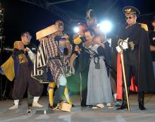 乱入した高田総統(右)ら(撮影・下田雄一)