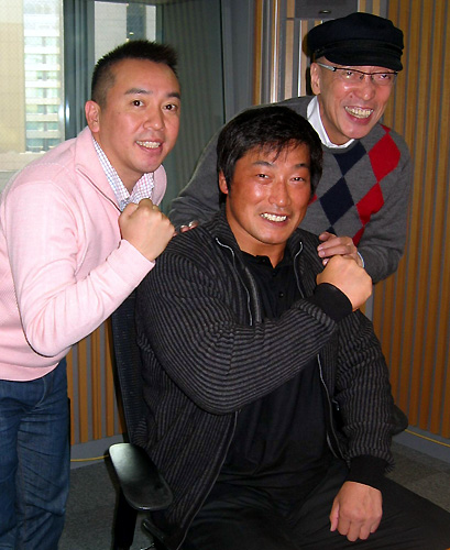 小橋(中央)はテリー伊藤(右)、林家たい平と記念撮影(撮影・来田岳彦)